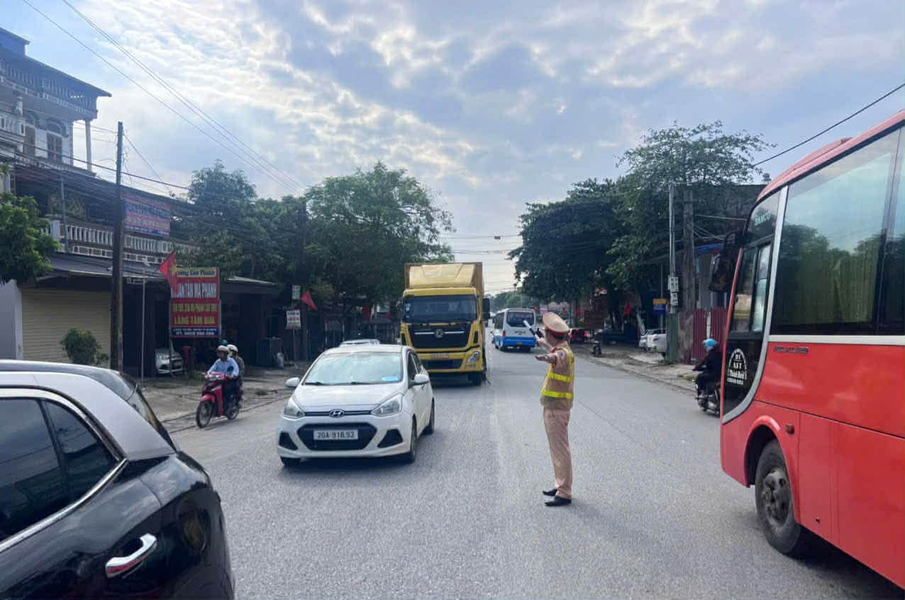 Functional forces deploy traffic diversion and regulation. Photo: Thai Nguyen Police