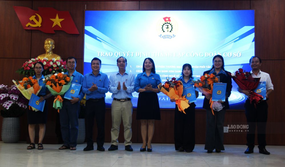 Khanh Hoa Provincial Labor Federation awards decisions to establish grassroots trade unions in Tay Nha Trang ward. Photo: Phuong Linh