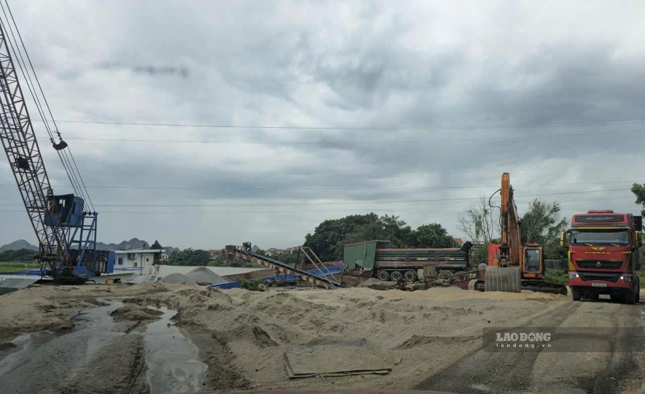 The illegal wharf and yard owned by Mr. Tran Van Thao in the De bridge area of Gia Tuong commune, Ninh Binh province has been operating blatantly for many years. Photo: Nguyen Truong