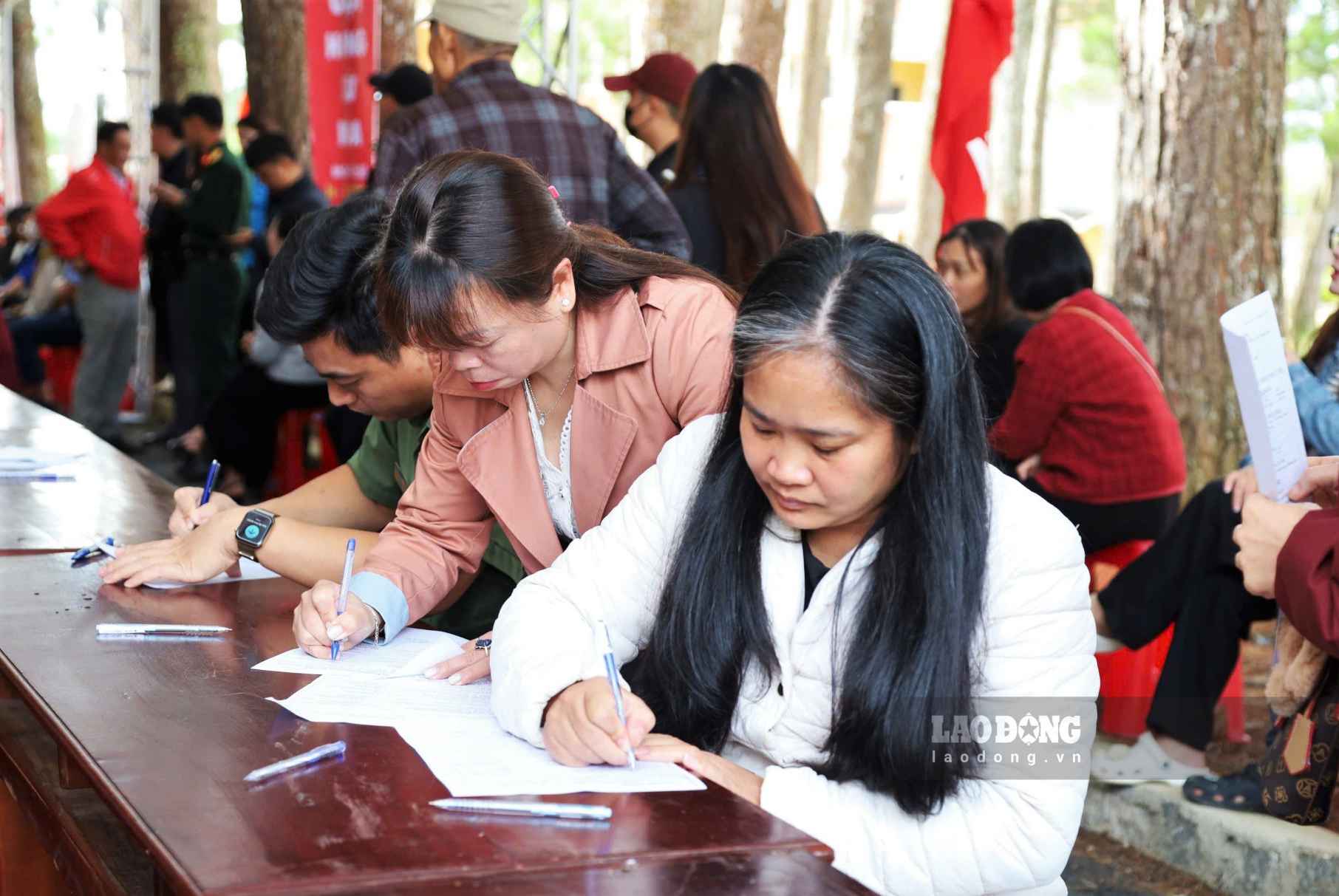 Các tình nguyện viên đến đăng ký tham gia hiến máu tình nguyện. Ảnh: Đặng Hiền