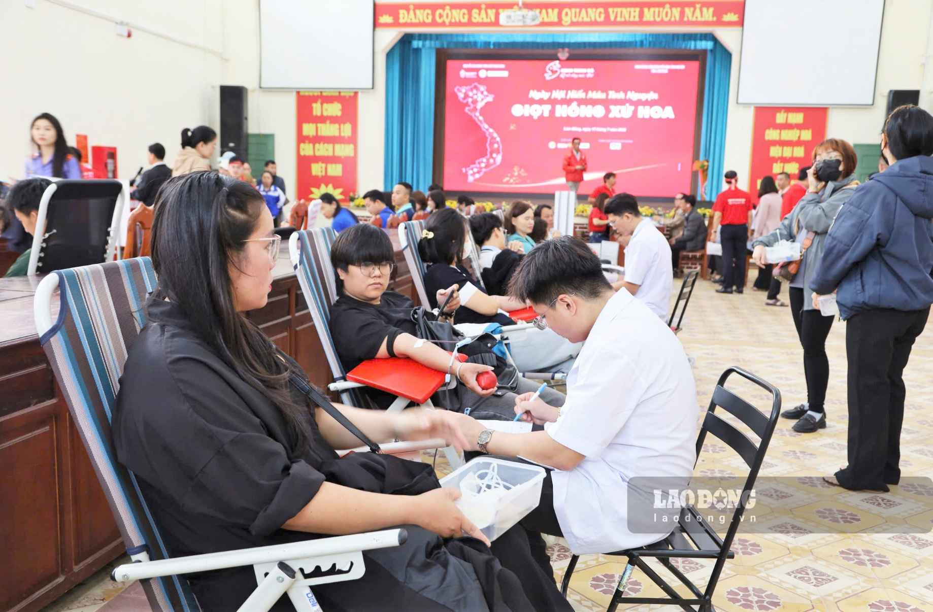 A large number of volunteers participate in the "Red Drops of the Land of Flowers" festival. Photo: Dang Hien