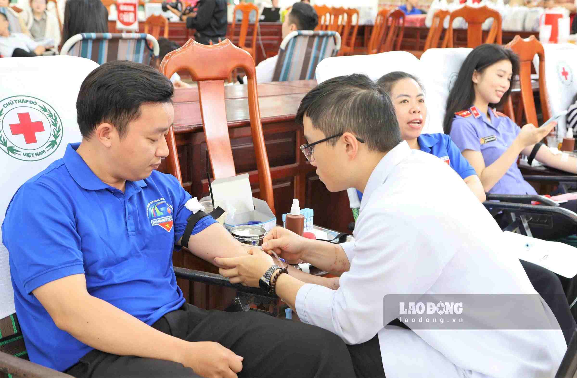 Tại ngày hội ban tổ chức đã thu được 801 đơn vị máu. Ảnh: Đặng Hiền