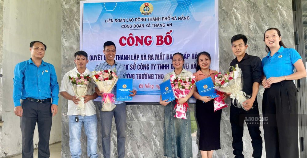 Thang An Commune Trade Union, Da Nang established the grassroots Trade Union of Truong Tho Cons Service and Construction Co., Ltd. with 79 union members. Photo: Tuong Minh