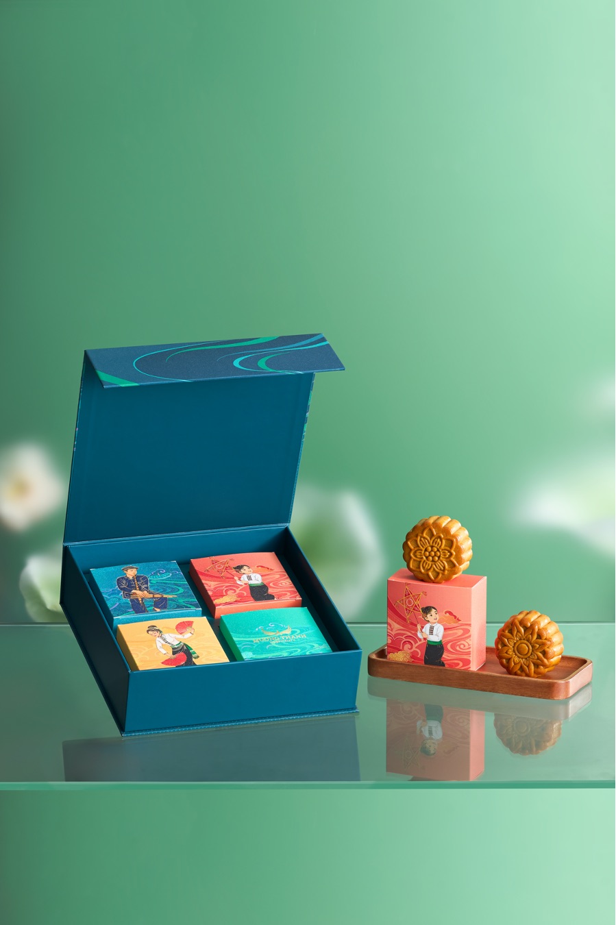 Hộp bánh Trung thu cao cấp với thiết kế tinh tế, kết hợp hương vị truyền thống và dấu ấn văn hóa, phù hợp làm quà tặng trong mùa Tết đoàn viên. Ảnh: Mường Thanh