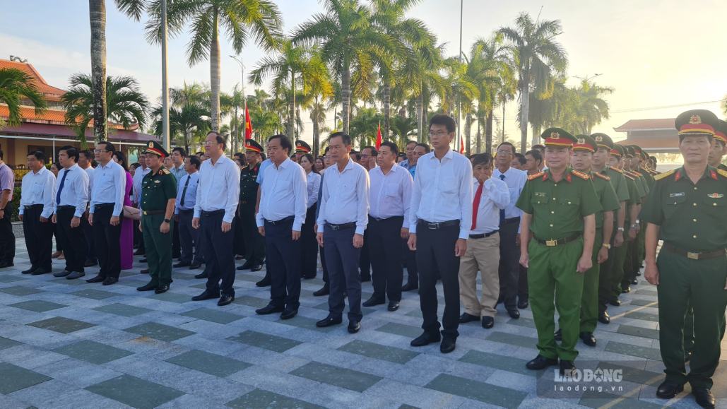 Nghi thức viếng nghĩa trang trước khi tiến hành lấy mẫu ADN xác định dánh tính liệt sĩ tại Cà Mau. Ảnh: Nhật Hồ.