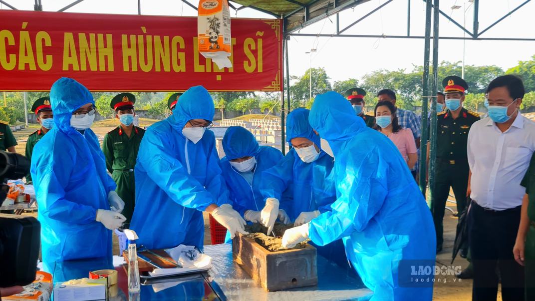 Taking samples for DNA testing of unidentified martyrs at Phuoc Long cemetery, Ca Mau province. Photo: Nhat Ho.