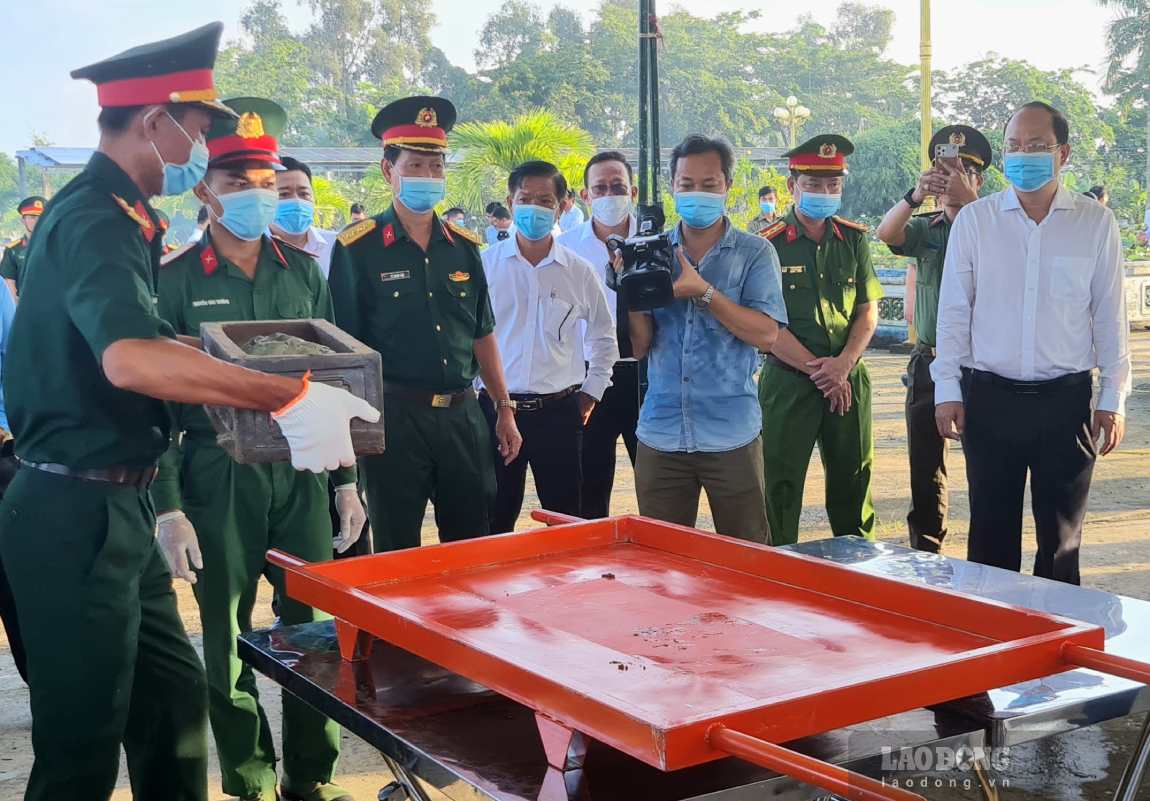 Đưa đến nơi an toàn chuẩn bị cho công tác thu thập hài cốt liệt sĩ. Ảnh: Nhật Hồ.