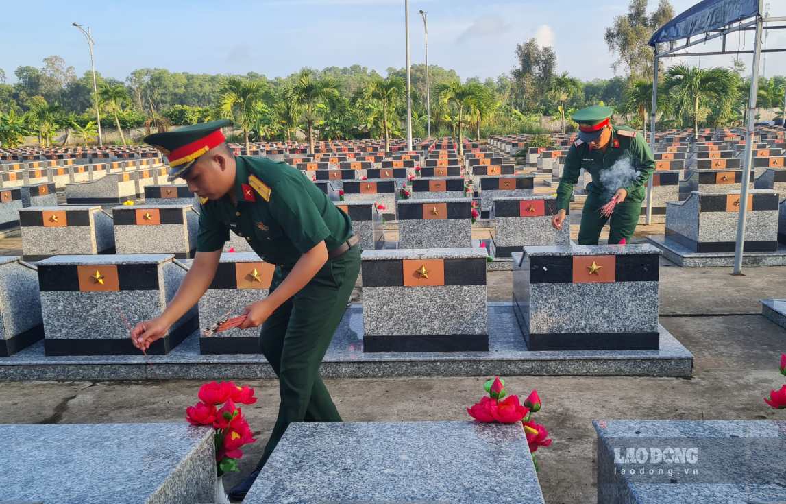 Thắp hương trước khi tiến hành lấy mẫu ADN tại nghĩa trang Phước Long, Cà Mau. Ảnh: Nhật Hồ.