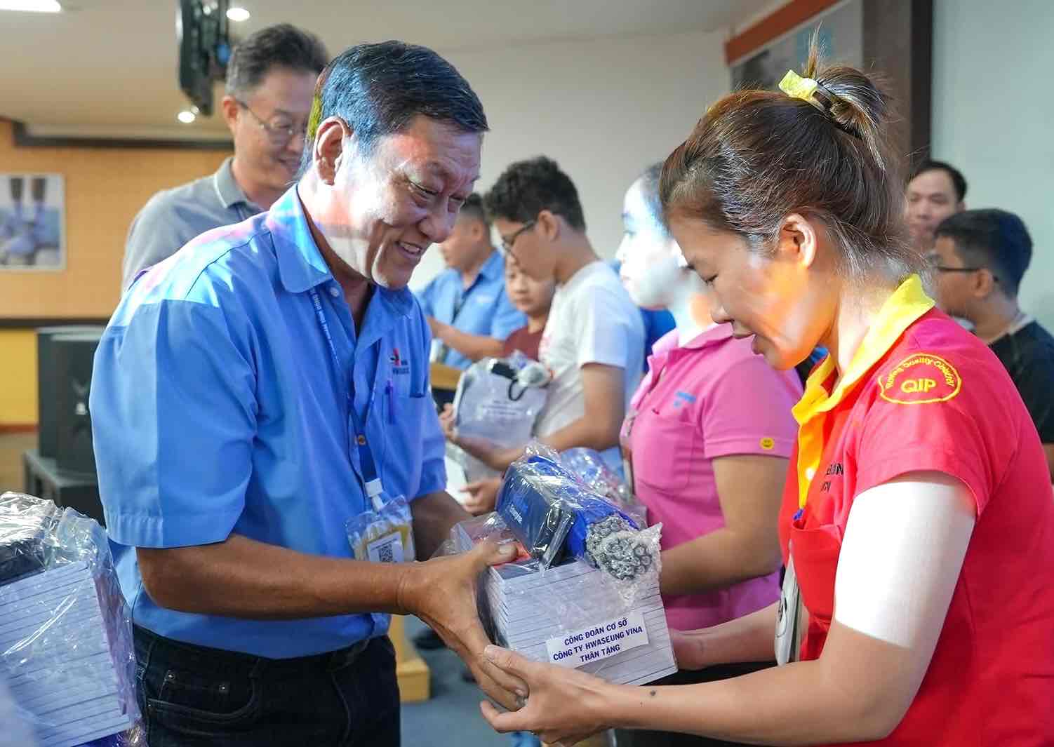 Grassroots Trade Union in Dong Nai commends children of workers. Studying well - living well. Photo: Grassroots Trade Union of Hwaseung Vina Co., Ltd