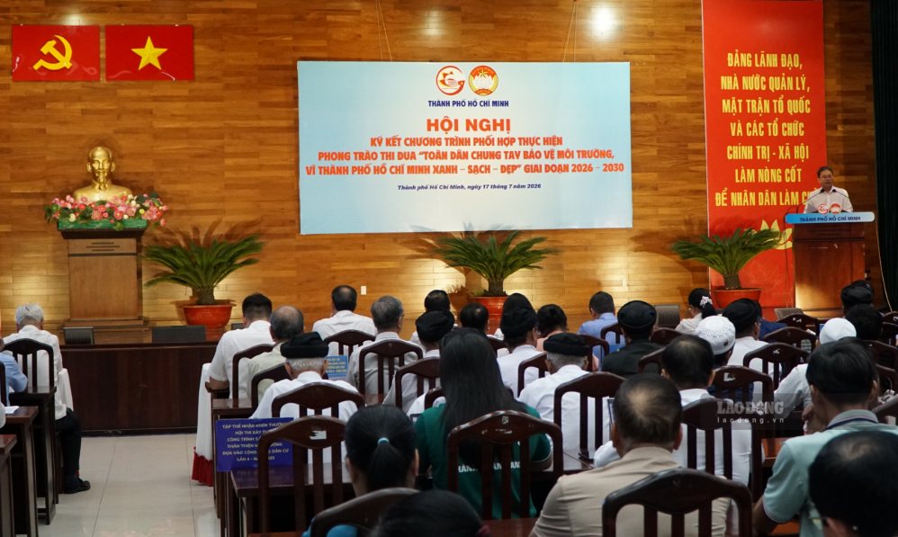 Signing ceremony of the coordination program to implement the emulation movement "All people join hands to protect the environment, for a green - clean - beautiful Ho Chi Minh City" in the 2026-2030 period. Photo: Ngoc Anh
