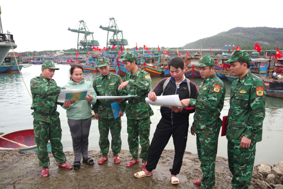 Le poste de garde-frontière de Quỳnh Phương (commandement des gardes-frontières de la province de Nghệ An) sensibilise les pêcheurs de la région à la lutte contre la pêche illégale. Photo: Fournie par le comité provincial du parti de Nghệ An