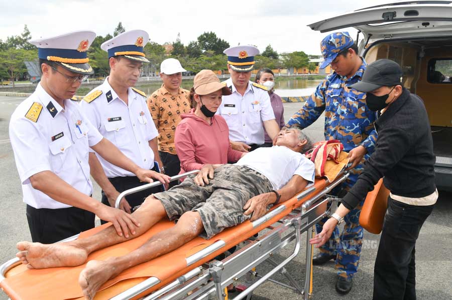 Lữ đoàn 125 đưa ngư dân từ biển về đất liền điều trị an toàn