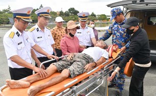 Lữ đoàn 125 đưa ngư dân từ biển về đất liền điều trị an toàn