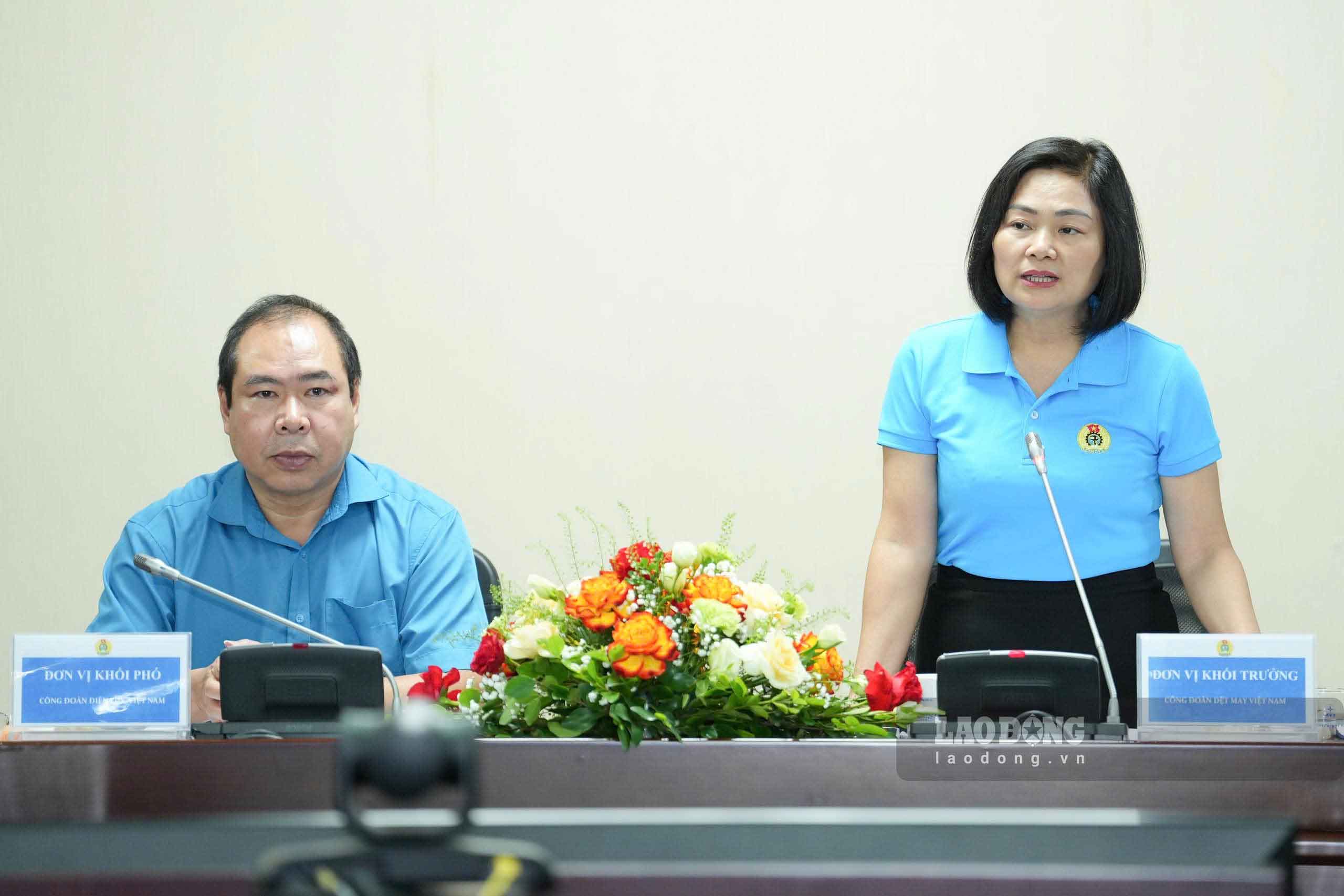 Đồng chí Phạm Thị Thanh Tâm, Ủy viên Ban Chấp hành Tổng LĐLĐVN, Chủ tịch Công đoàn Dệt May Việt Nam, Khối trưởng Khối thi đua; đồng chí Đỗ Đức Hùng, Ủy viên Ban Chấp hành Tổng LĐLĐVN, Chủ tịch Công đoàn Điện lực Việt Nam, Khối phó Khối thi đua điều hành hội nghị. Ảnh: Hữu Chánh