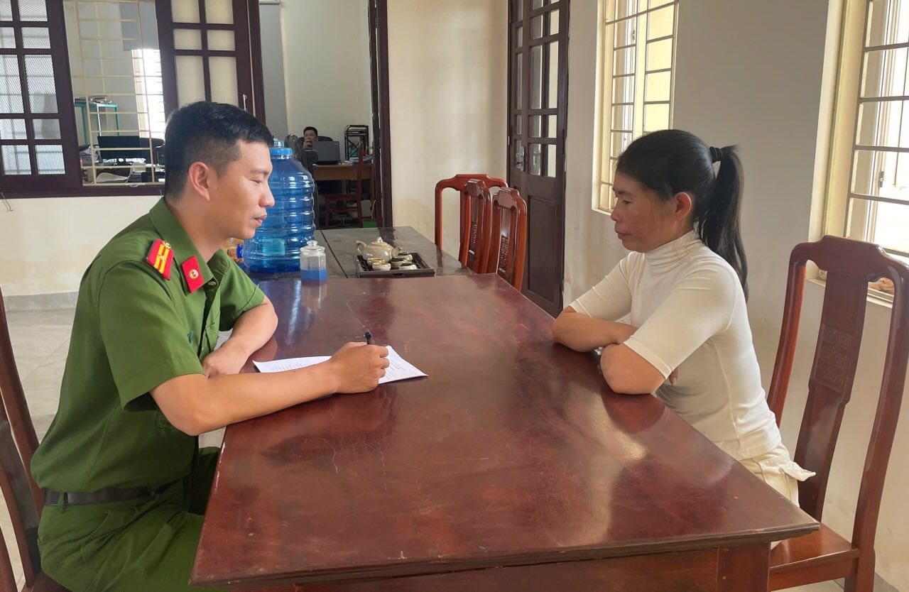 Đối tượng truy nã đặc biệt Nguyễn Thị Thanh Nga đầu thú tại Văn phòng Cơ quan Cảnh sát điều tra Công an tỉnh Quảng Trị. Ảnh: Công an tỉnh Quảng Trị
