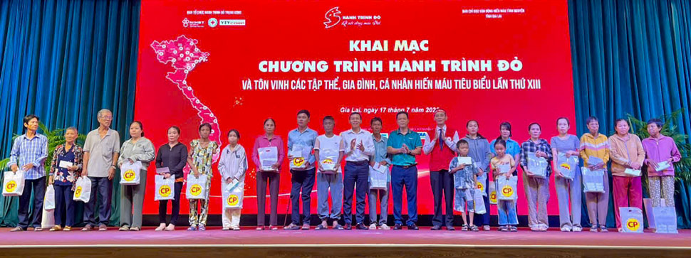 Trao 20 phần quà cho các bệnh nhân mắc bệnh tan máu bẩm sinh. Ảnh: Ban tổ chức