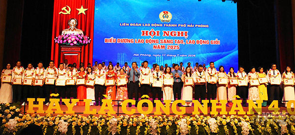 Phó Chủ tịch TLĐ Nguyễn Xuân Hùng và Chủ tịch LĐLĐ TP Hải Phòng khen thưởng các cá nhân tiêu biểu. Ảnh: Nguyễn Huệ