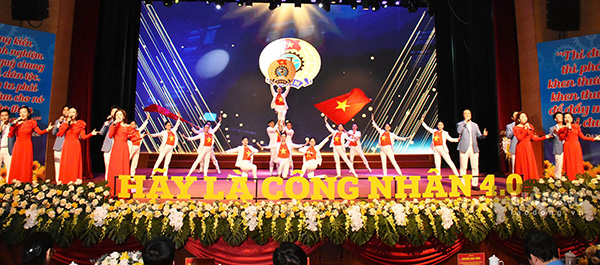 Phong trào thi đua “Lao động giỏi – Lao động sáng tạo” đã tạo ra hàng trăm nghìn sáng kiến, cải tiến, làm lợi hàng trăm tỉ đồng cho doanh nghiệp. Ảnh: Nguyễn Huệ