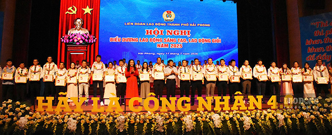 Các doanh nghiệp, cá nhân được khen thưởng. Ảnh: Nguyễn Huệ