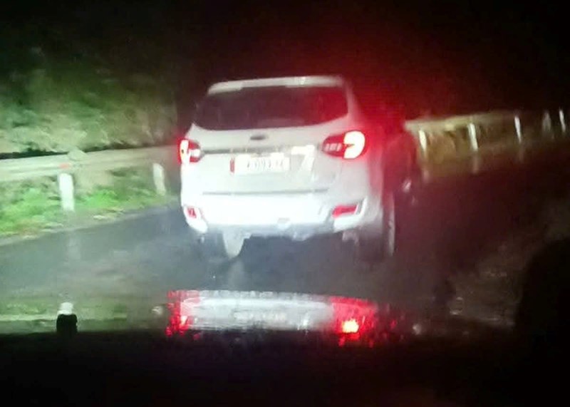 Car drivers do not give way to priority vehicles. Photo: Tuyen Quang Police