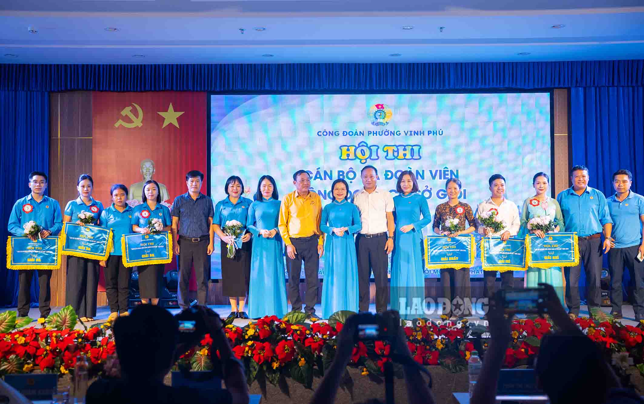 The organizing committee awarded prizes to teams that achieved results at the "Excellent Grassroots Trade Union Officials and Members" Contest in 2026. Photo: Duy Chuong