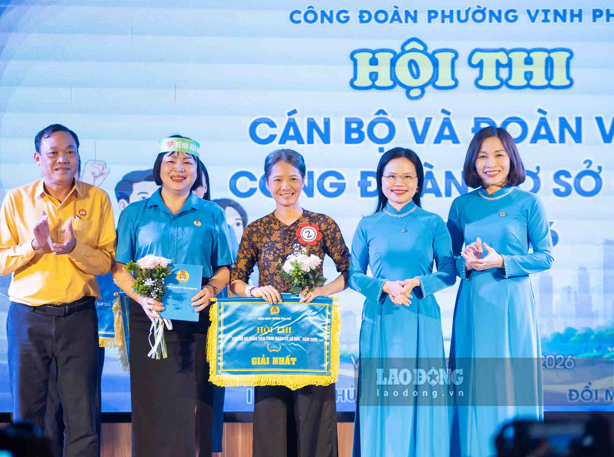 Công đoàn phường Vinh Phú trao giải Nhất cho Công đoàn Bệnh viện Hữu nghị Đa khoa Nghệ An. Ảnh: Duy Chương