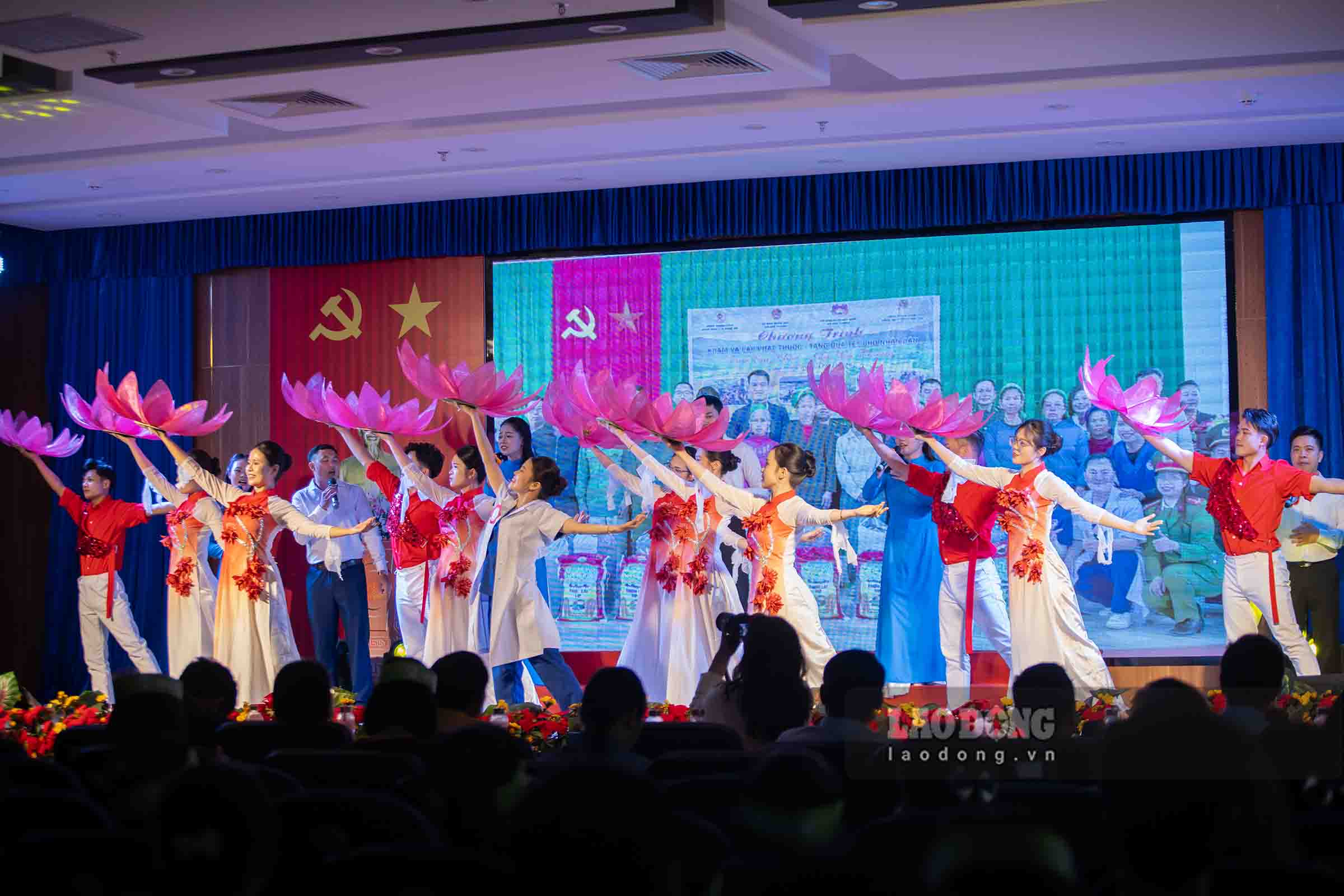 Tiết mục nghệ thuật với hình ảnh hoa sen tạo điểm nhấn tại phần thi tài năng. Ảnh: Duy Chương