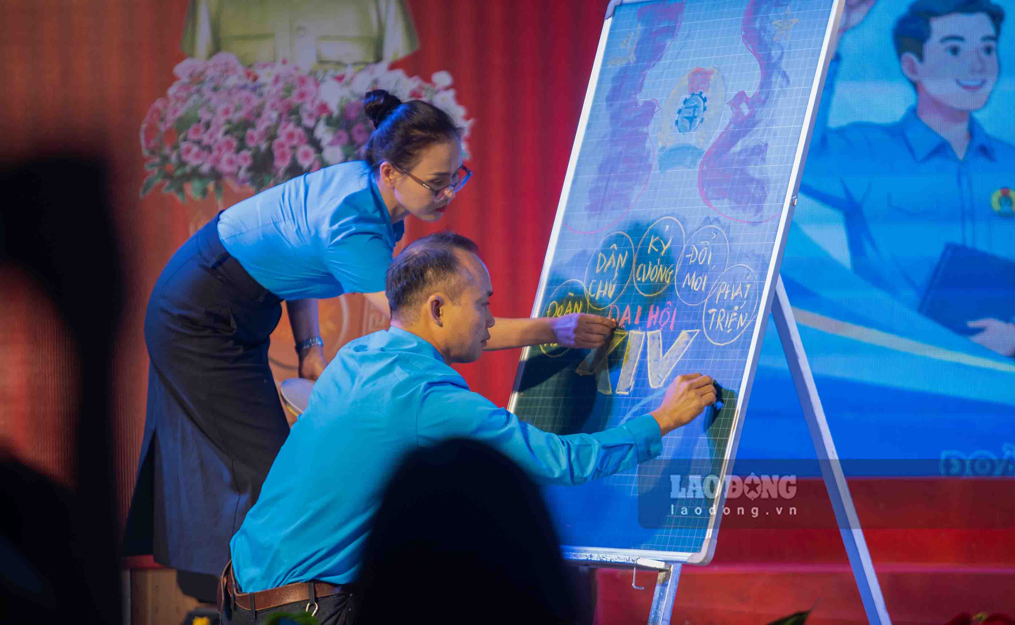 Thí sinh thể hiện kỹ năng hội họa trong phần thi cán bộ công đoàn tài năng. Ảnh: Duy Chương