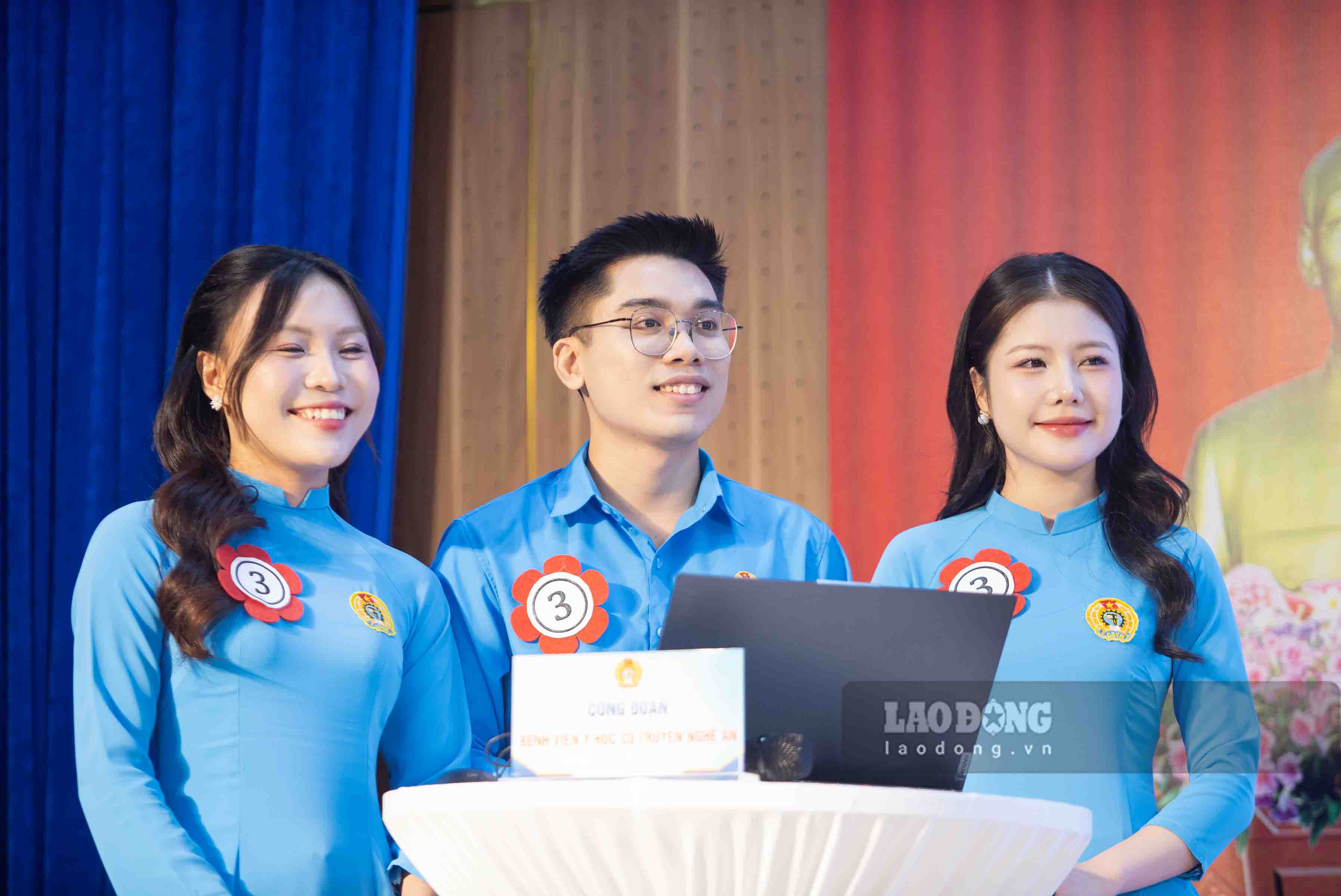 Các thí sinh tập trung thực hiện phần thi kiến thức chung. Ảnh: Duy Chương