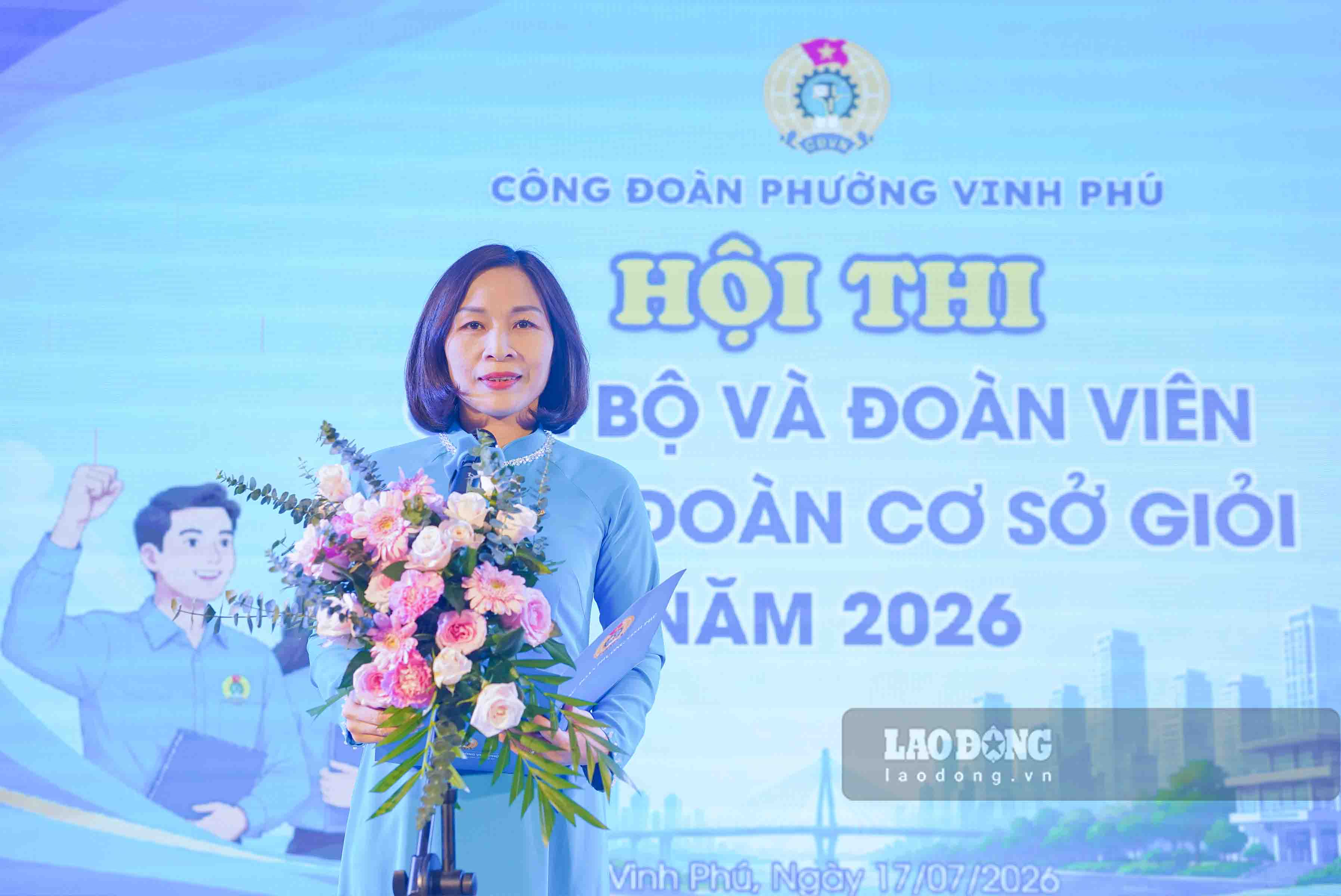 Bà Trần Lệ Thi - Chủ tịch Công đoàn phường Vinh Phú phát biểu tại hội thi. Ảnh: Duy Chương