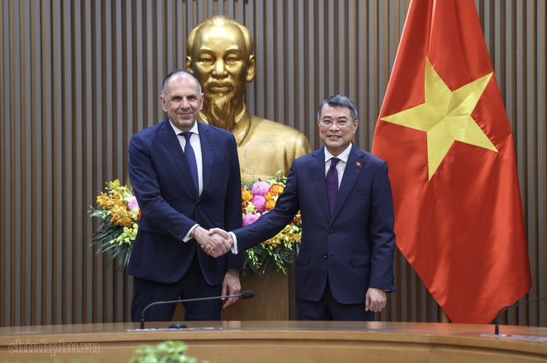 Politburo Member, Prime Minister Le Minh Hung receives Foreign Minister of the Hellenic Republic George Gerapetritis. Photo: VGP