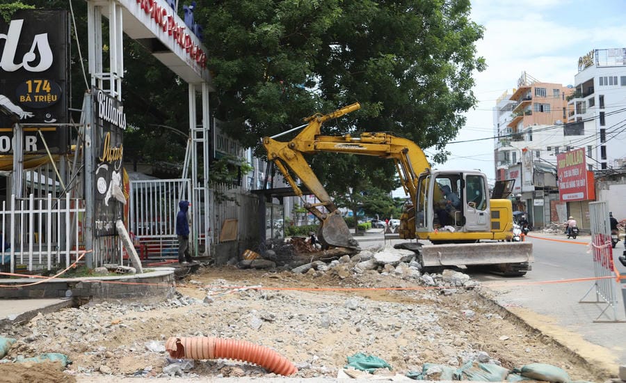 Vehicles and machinery for project construction. Photo: Phuc Dat