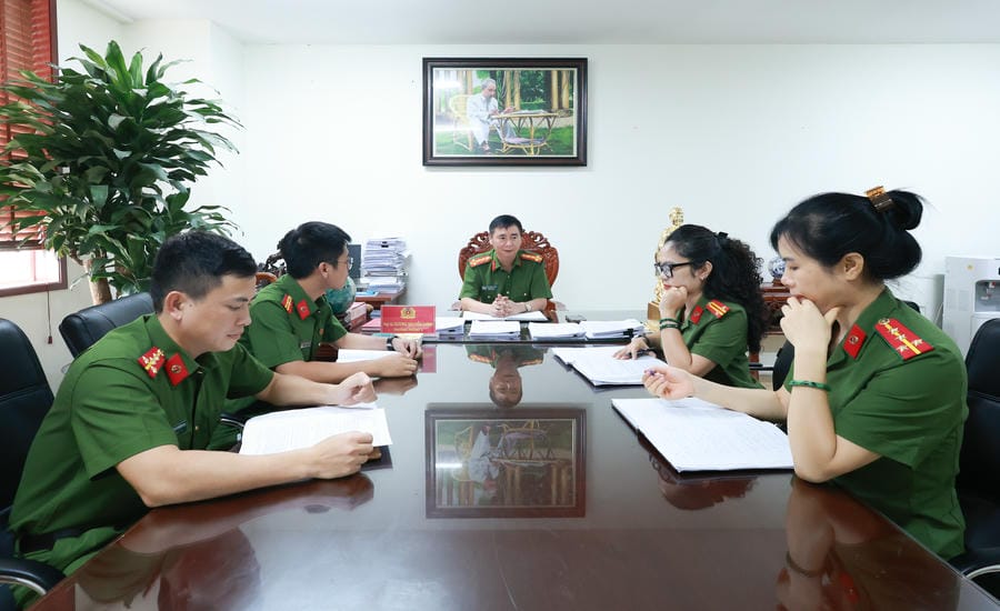 Colonel Duong Nguyen Chinh (sitting in the middle) - with comrades of the Department of Major Crimes. Photo: Hai Nguyen