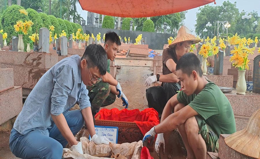 The work of taking martyr remains samples is carried out carefully, meticulously, and in accordance with procedures by officers and soldiers of the Dien Bien Provincial Military Command at Him Lam Martyrs' Cemetery. Photo: Dien Bien Provincial Military Command