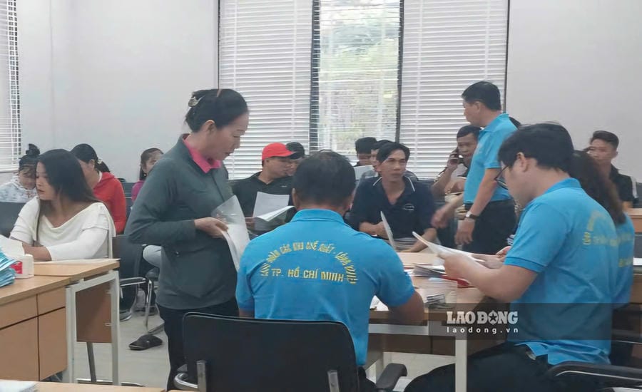 Workers of Vinh Thong Company authorize trade union officials to sue the company to claim benefits for social insurance. Photo: Duc Long