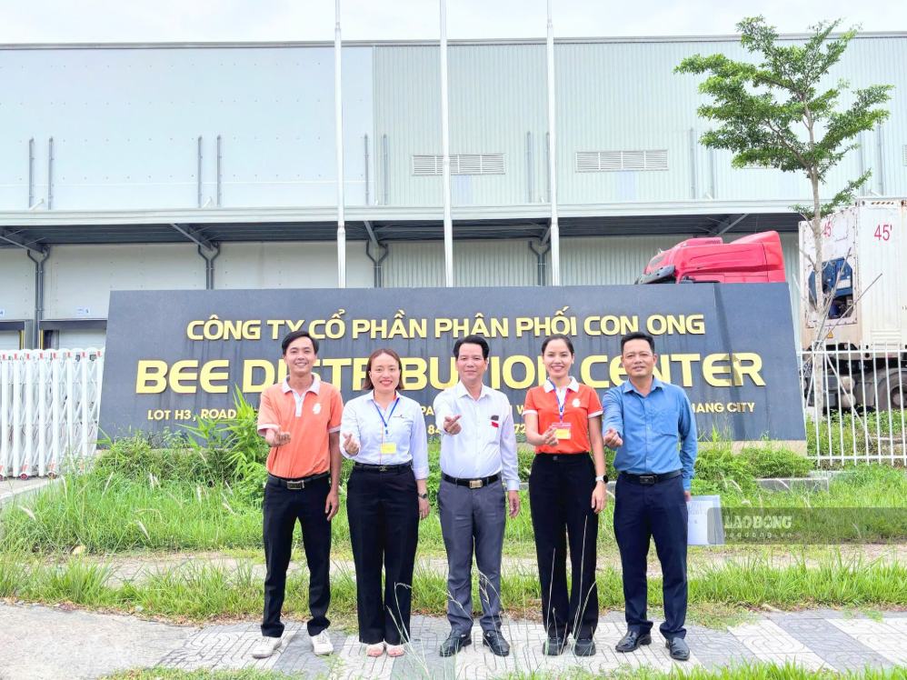 Công đoàn phường Liên Chiểu chụp hình lưu niệm cùng Ban Chấp hành Công đoàn cơ sở Công ty Cổ phần phân phối Con Ong. Ảnh: Tường Minh