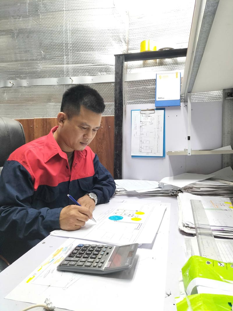 To have good initiatives, Mr. Tong Van Tuyen - Head of the Mechanical Team of Ha Phong Export Garment Joint Stock Company (Bac Ninh) - must thrive in research and constantly learn. Photo: Character provided