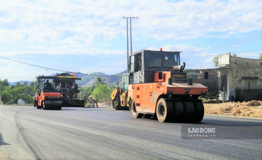 The construction atmosphere of public investment projects at the commune level in Lam Dong province is taking place urgently. Photo: Phuc Khanh
