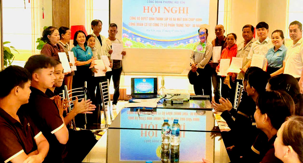 Hai Van Ward Trade Union organizes a conference to announce the decision to admit union members and establish the grassroots Trade Union of Trung Thuy - Da Nang Joint Stock Company. Photo: Hai Van Trade Union provided