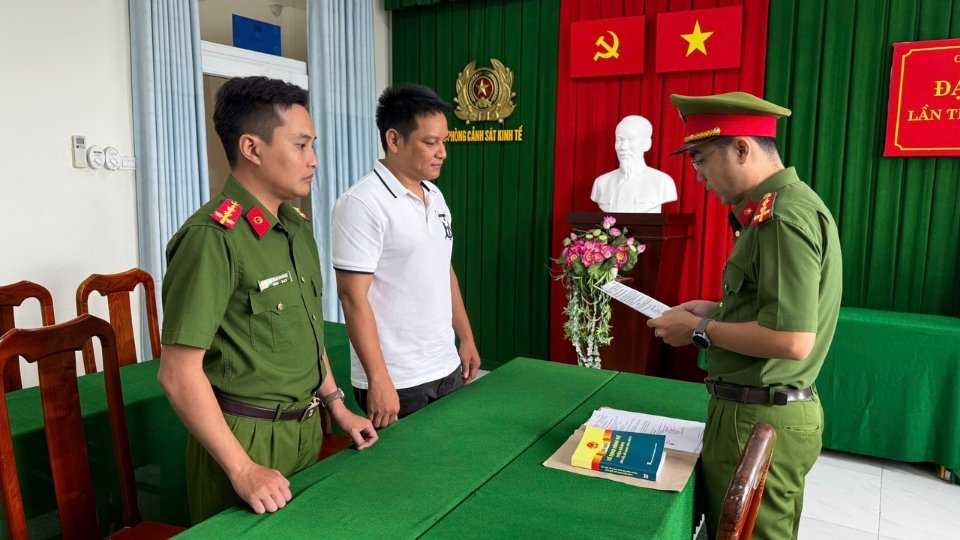 Công an tỉnh Vĩnh Long khởi tố bị can liên quan vụ kinh doanh 1.571 sản phẩm giả mạo nhiều nhãn hiệu nổi tiếng. Ảnh: Cổng TTĐT Công an Vĩnh Long