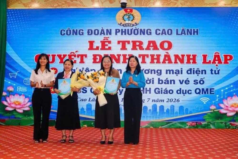 Leaders of the Dong Thap Provincial Labor Federation and leaders of the Cao Lanh Ward Party Committee present decisions to establish 3 new trade union organizations. Photo: Luu Hung.