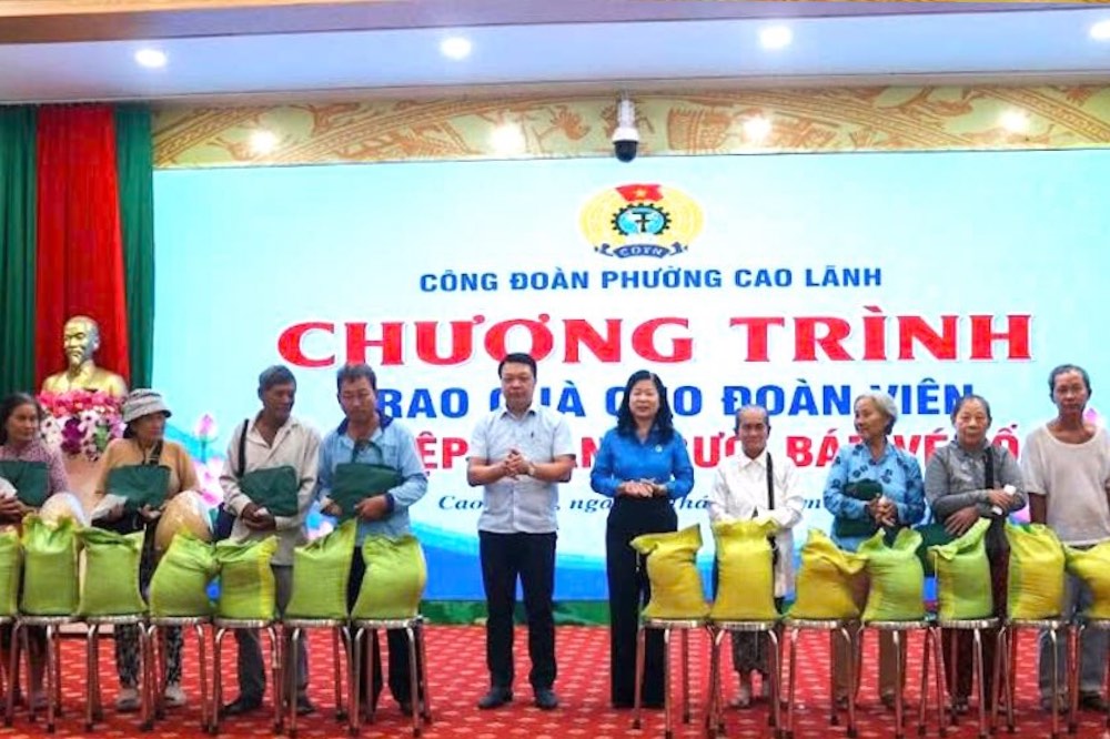 Trao quà an sinh cho đoàn viên, người lao động có hoàn cảnh khó khăn. Ảnh: Lưu Hùng.