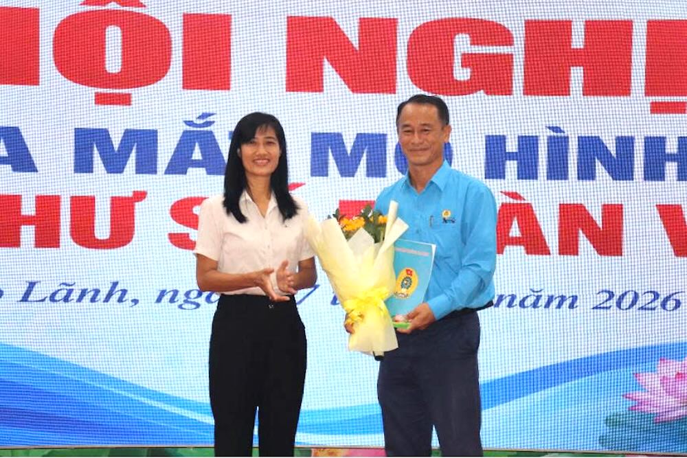 Lãnh đạo Đảng uỷ phường Cao Lãnh tặng hoa chúc mừng Công đoàn phường tại buổi Ra mắt mô hình “Hộp thư số đoàn viên“. Ảnh: Lưu Hùng.