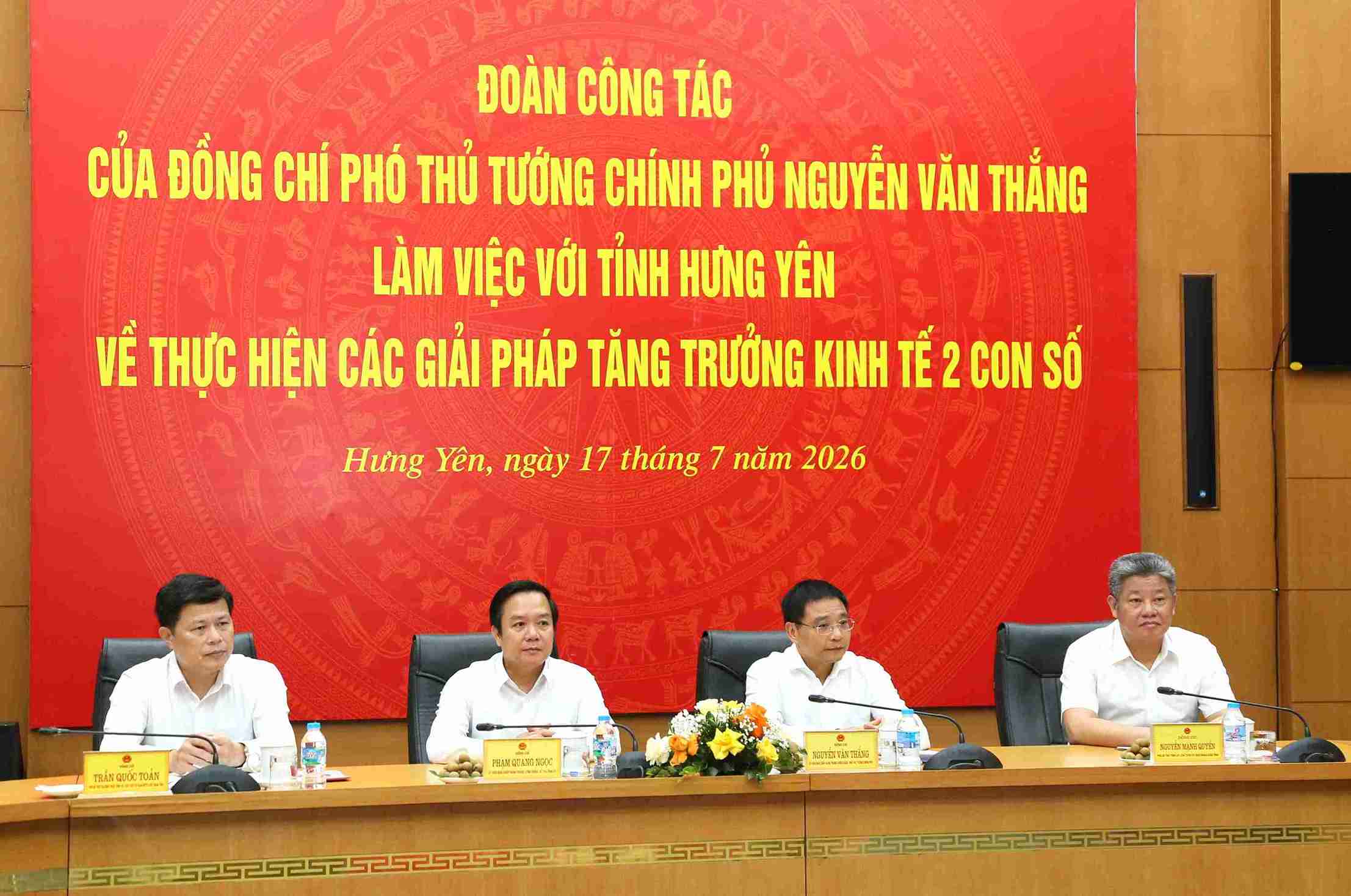 Phó Thủ tướng Chính phủ Nguyễn Văn Thắng cùng các Thường trực Tỉnh ủy chủ trì buổi làm việc. Ảnh: Cổng TTĐT tỉnh Hưng Yên