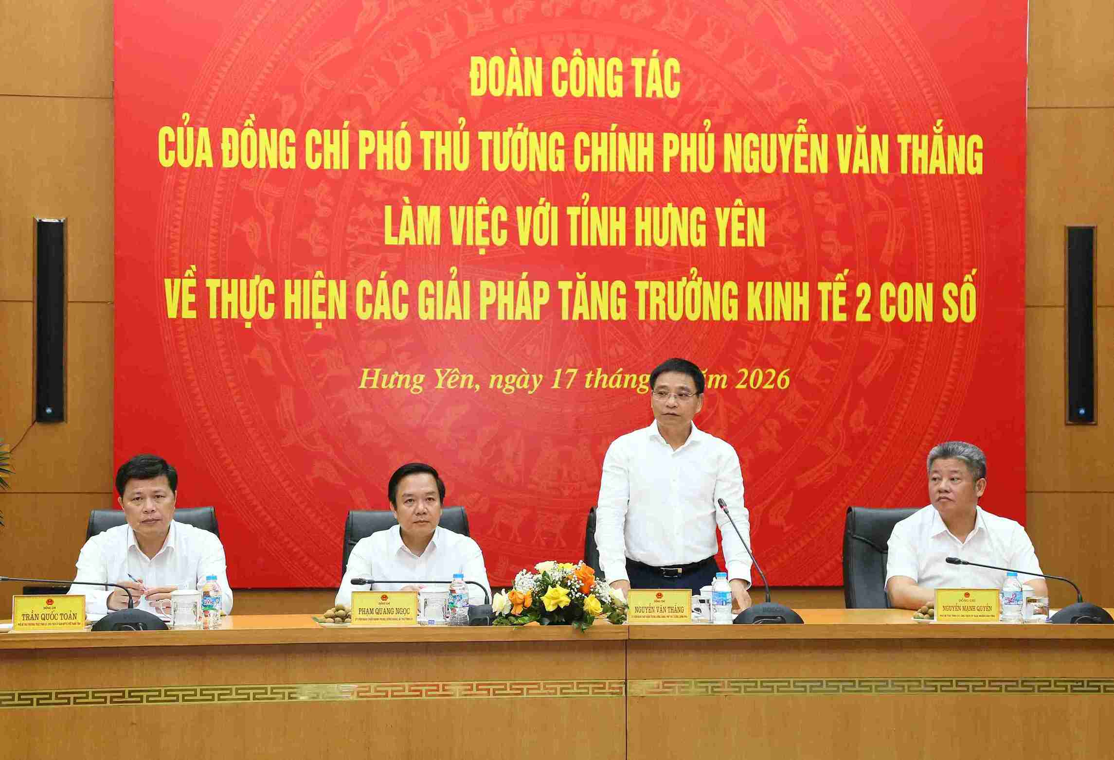 Deputy Prime Minister Nguyen Van Thang delivers a directive speech at the working session. Photo: Hung Yen Provincial e-Portal