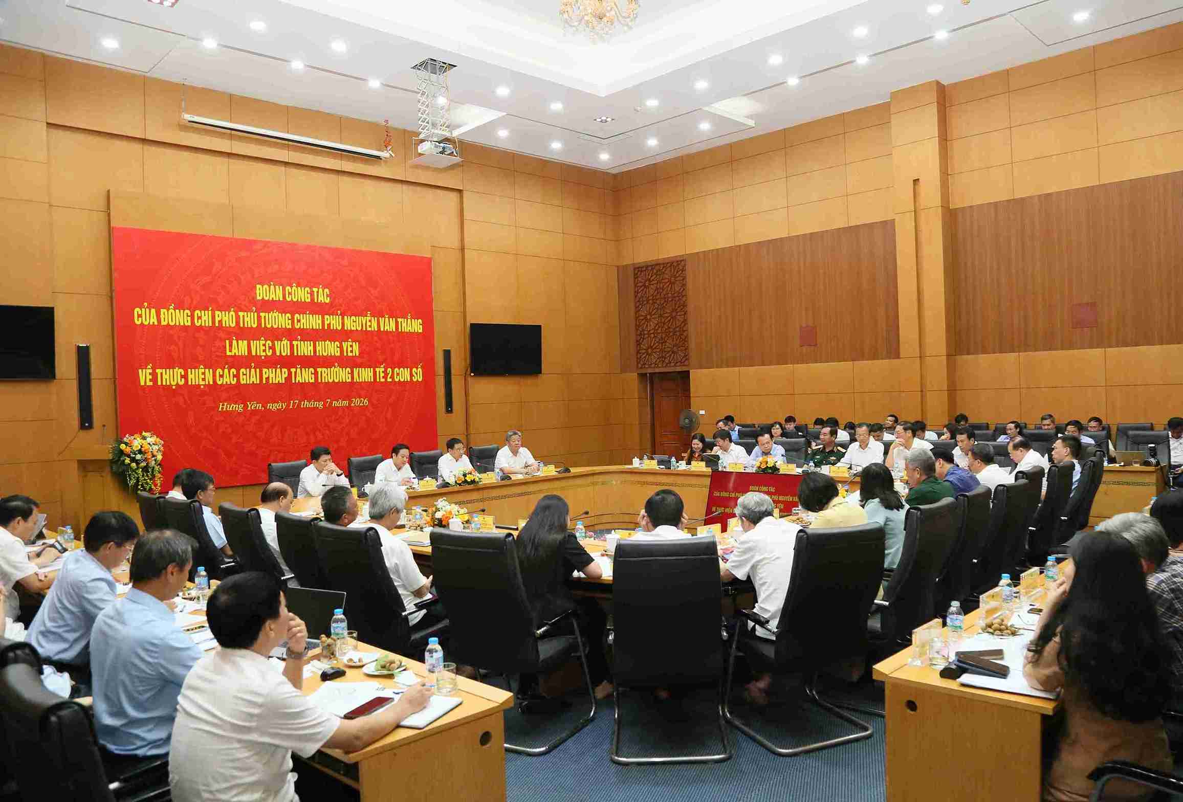 Quang cảnh buổi làm việc giữa Đoàn công tác của Chính phủ và tỉnh Hưng Yên. Ảnh: Cổng TTĐT tỉnh Hưng Yên