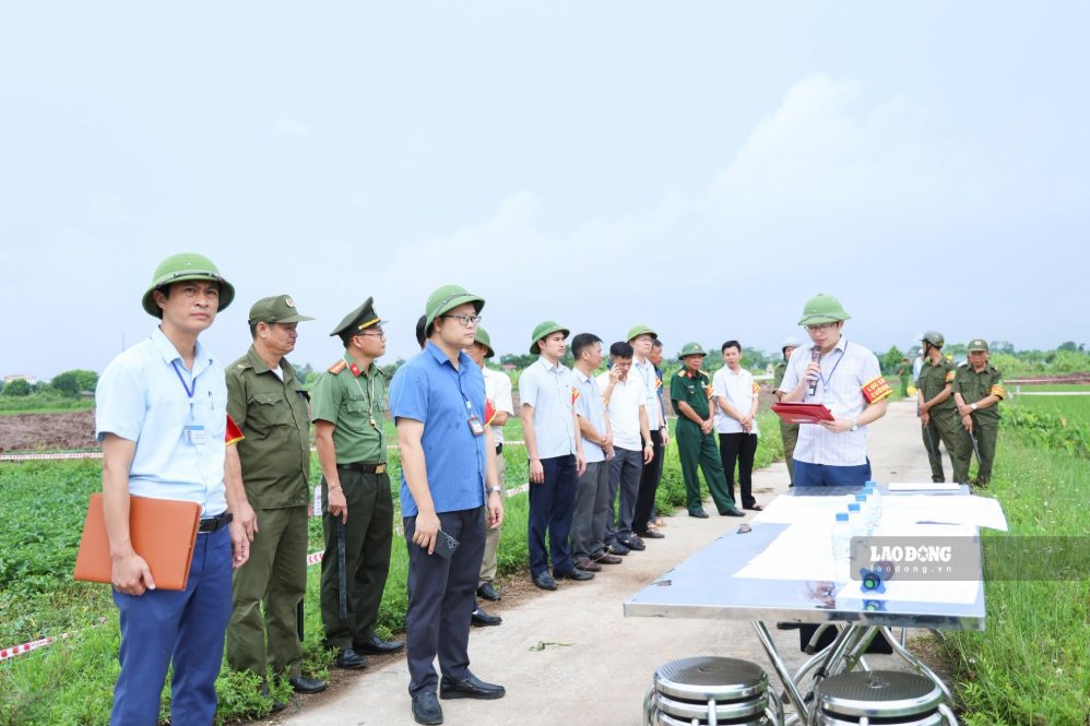 Phong Chau Ward enforces mandatory inventory to clear ground for the project of Building a wastewater collection and treatment system in Phu Tho town. Photo: To Cong