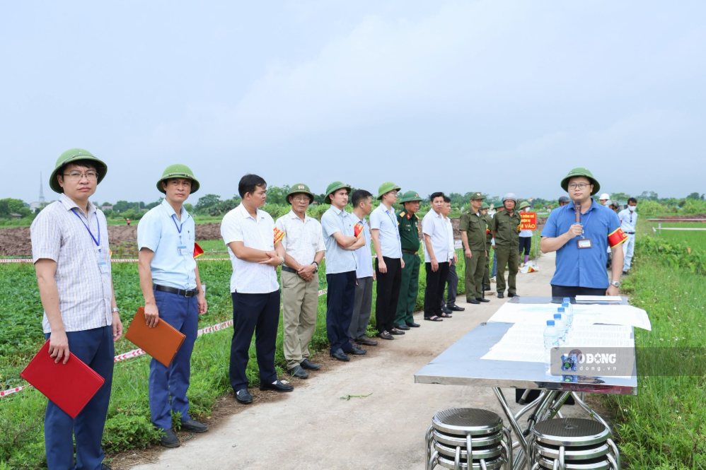 Ban Cưỡng chế công bố các quyết định cưỡng chế thực hiện quyết định kiểm đếm bắt buộc đối với các hộ gia đình, cá nhân. Ảnh: Tô Công