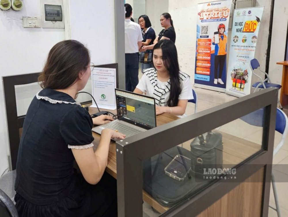 Hanoi Employment Service Center has just launched the newsletter "The picture of Hanoi's labor market for students and parents in 2026". Photo: Quynh Chi
