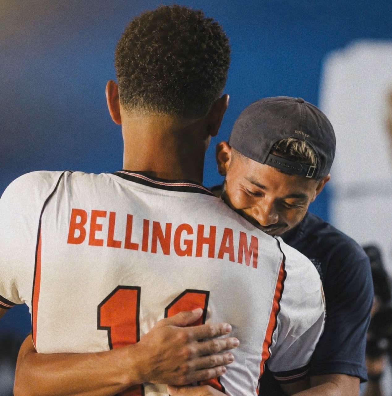 Nam diễn viên ôm siêu sao Bellingham tại World Cup.